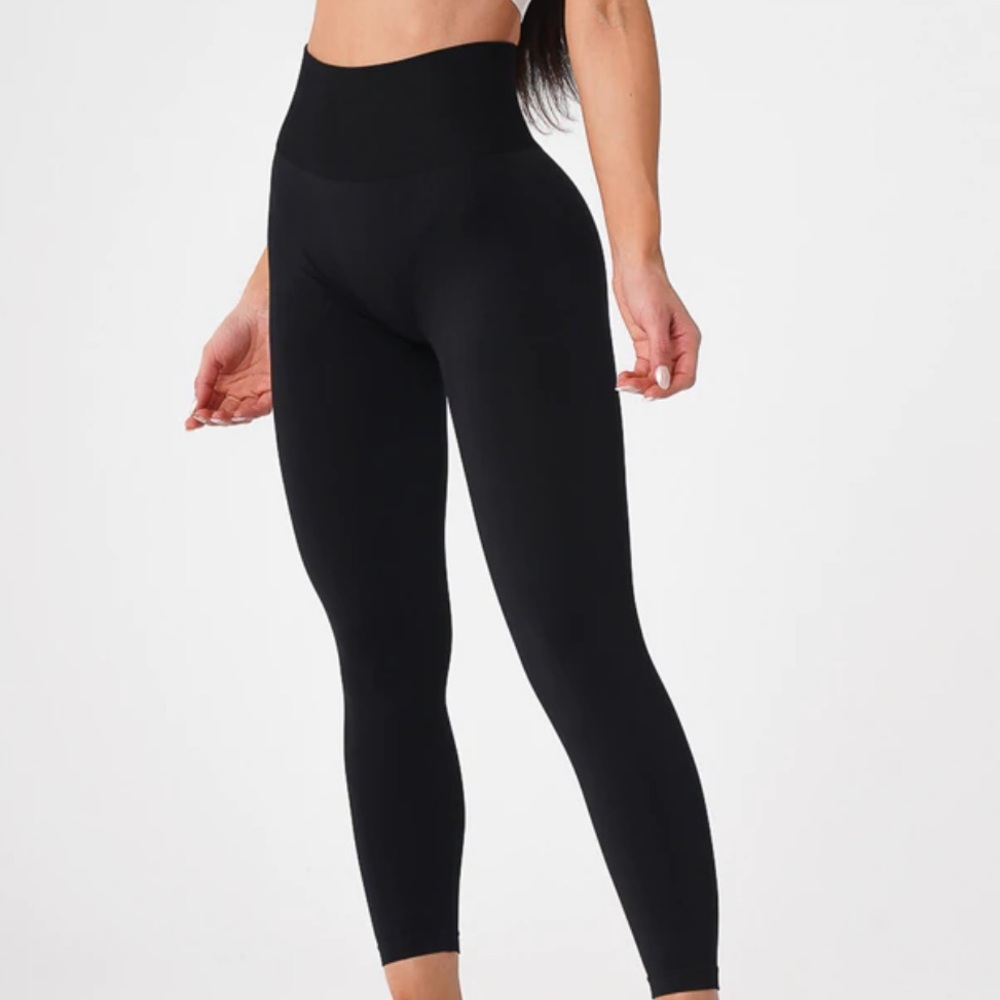 nvgtn black solid seamless leggings 🖤🤌🏼 — sold out online ‼️